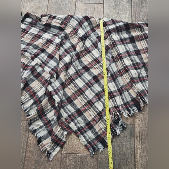 Modena NYC plaid knit soft fringe Shawl/Cape/poncho Women’s One Size NWOT - Picture 6 of 6